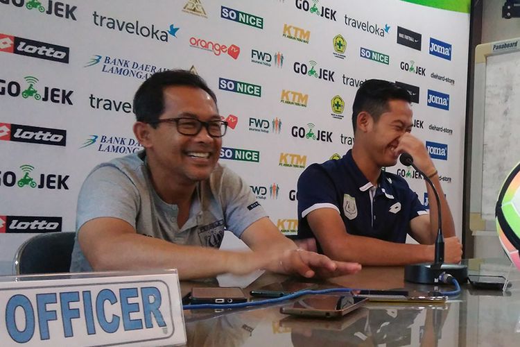 Pelatih Persela Lamongan Aji Santoso (kiri) dan Ahmad Birrul Walidain, jelang pertandingan kontra Persib Bandung, Sabtu (21/10/2017). 