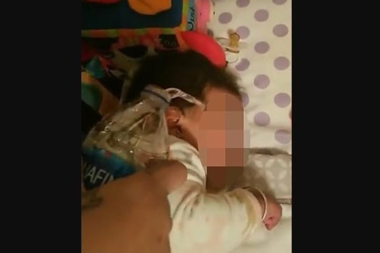 Tangkapan layar rekaman video seorang wanita menyiramkan air ke wajah bayi yang sedang tidur. Diketahui kemudian bahwa pelaku penyiraman adalah ibu dari bayi itu sendiri, dengan alasan pembalasan karena merasa kesal selalu terjaga karena bayinya setiap malam.