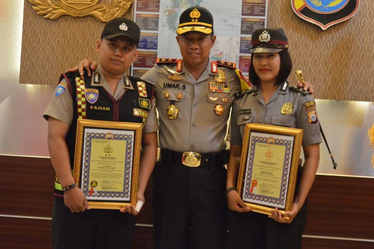 Kapolda Sulsel, Inspektur Jendral (Irjen) Polisi Umar Septono memberikan penghargaan kepada dua anggotanya, Rabu (21/2/2018).