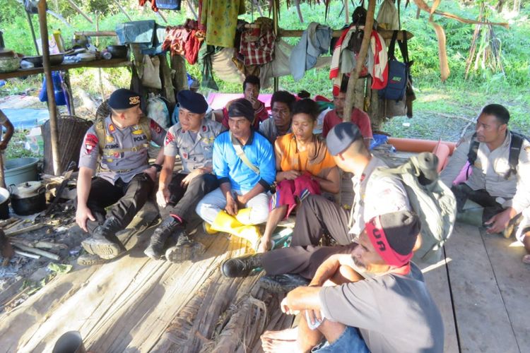 Tim dari Polda Maluku saat menyalurkan bantuan kemanusiaan bagi warga suku Mausu Ane di pedalaman Pulau Seram, Kabupaten Maluku Tengah, Kamis (26/7/2018). 
