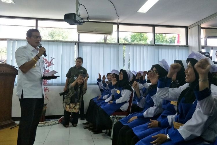 Wakil Gubernur DKI Jakarta Sandiaga Uno memberi pengarahan pada siswa Pusat Pelatihan Kerja Daerah (PPKD) Jakarta Selatan, Jalan Buncit Raya, Rabu (4/4/2018). 