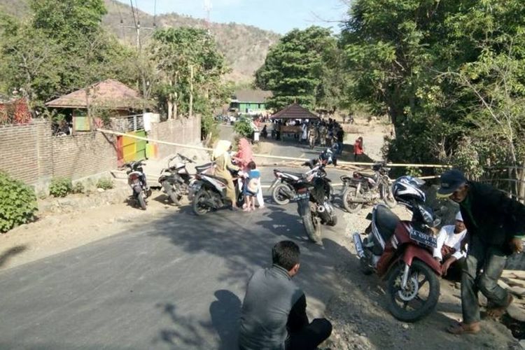 Puluhan warga melakukan blokade jalan lintas utama Kecamatan Wera, Kabupaten Bima, Seniin (16/10/2017). Aksi tersebut dilakukan karena keluarga korban kecewa pelaku pembacokan seorang pelajar dilepas polisi.