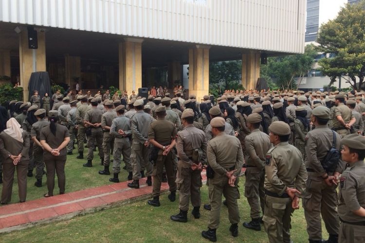 Ratusan Satpol PP dilepas untuk melakukan penyegelan bangunan di Pulau B dan D, Kamis (7/6/2018). 