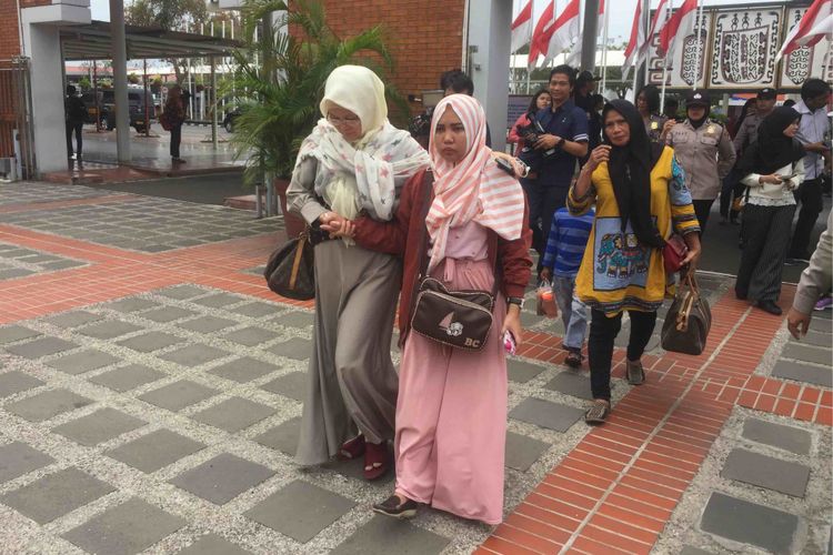 Intan mendatangi gedung crisis center Terminal IB Bandara Soekarno-Hatta Tangerang untuk mencari  tahu kondisi calon suaminya, Rio Nanda Pratama yang merupakan penumpang pesawat Lion Air JT 610  yang jatuh di perairan Teluk Karawang, Jawa Barat, Senin kemarin.  Intan dan Rio berencana menikah pada 11 November 2018, Selasa (30/10/2018).