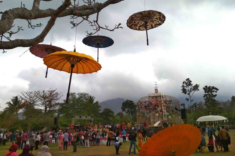 Festival Payung Indonesia ke-5 di Taman Lumbini Candi Borobudur, Magelang, Jawa Tengah, 7-9 September 2018.