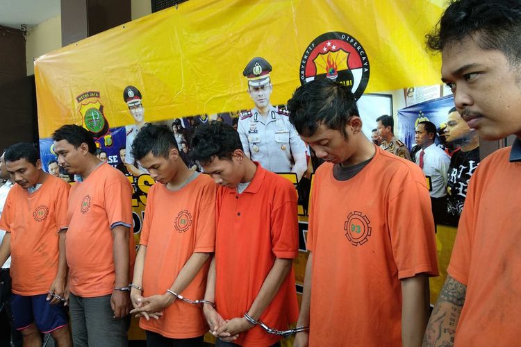 Anggota sindikat penipuan dengan sasaran pengemudi ojek online diamankan di Mapolrestro Jakarta Selatan, Senin (30/10/2017).