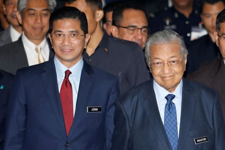 Menteri Ekonomi Malaysia Azmin Ali (kiri) bersama Perdana Menteri Malaysia Mahathir Mohamad.