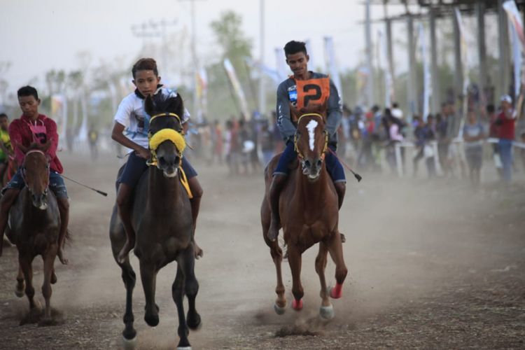 Para peserta lomba pacuan kuda, saat tampil dalam Pacuan Kuda Cross Border Kefamenanu, Timor Tengah Utara (TTU), NTT. Pacuan kuda digelar 18-21 Oktober 2018.