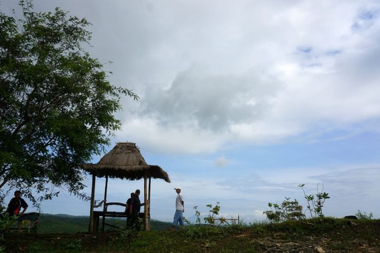 Gazebo di Puncak Gunung Gede, Desa Getas, Kecamatan Playen, Gunungkidul, DI Yogyakarta, Minggu (3/2/2019).