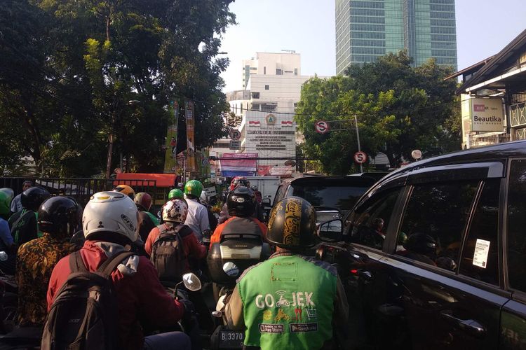 Macet akibat antrean di SPBU Jalan Hang Lekir II, Jakarta Selatan, Selasa (2/10/2018) 