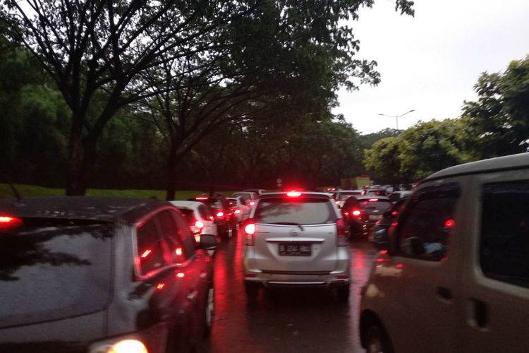 Kemacetan di Jalan Lingkar Jaya imbas genangan di Tol Serpong, Tangerang Selatan, Rabu (18/10/2017).