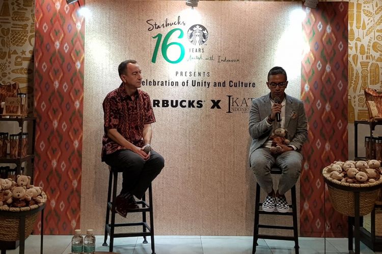 Direktur Starbucks Indonesia Anthony Cottan (kiri) dan desainer Didiet Maulana (kanan) 