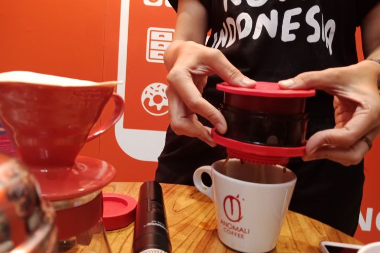 Penggunaan alat cafflano dalam proses pembuatan kopi Nusantara dengan metode manual brew, saat acara Shopee X Anomali Coffee, di gerai Anomali Coffee Menteng, Jakarta, Jumat (27/7/2018).