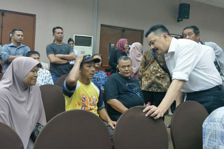 Pendiri maskapai penerbangan Lion Air, Rusdi Kirana, menemui korban pesawat jatuh di Hotel Ibis Cawang, Selasa (30/10/2018). 