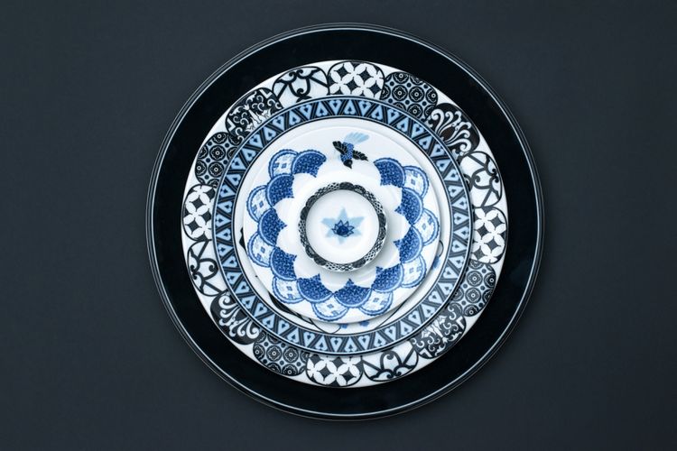 Koleksi Blue Moon yang mengangkat perpaduan budaya batik peranakan dan gaya Eropa.