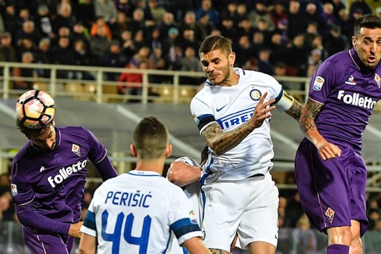 Bek Fiorentina, David Astori, mengungguli penyerang Inter Milan, Mauro Icardi, dalam perebutan bola di udara pada pertandingan Serie A di Stadion Artemio Franchi, Sabtu (22/4/2017). 
