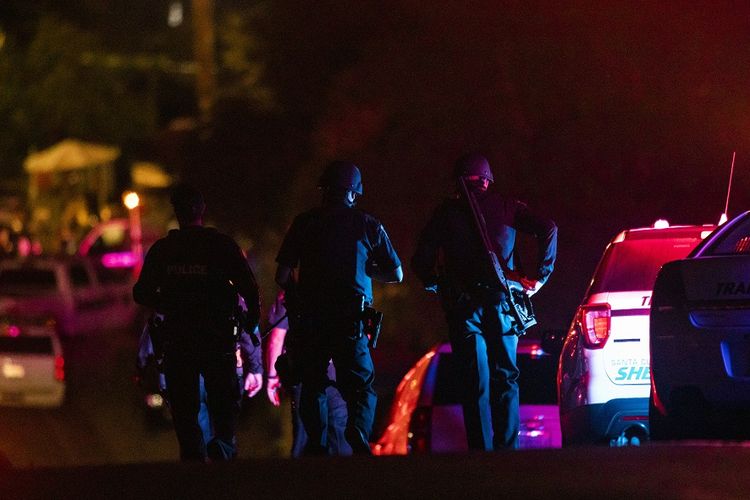 Petugas polisi tiba di lokasi penembakan massal di Festival Bawang Putih Gilroy di California utara, Minggu (28/7/2019) malam.