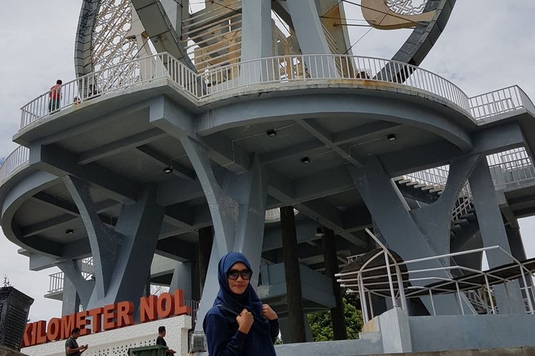 Wisatawan berfoto di depan tugu Nol Kilometer, Kota Sabang, Aceh.