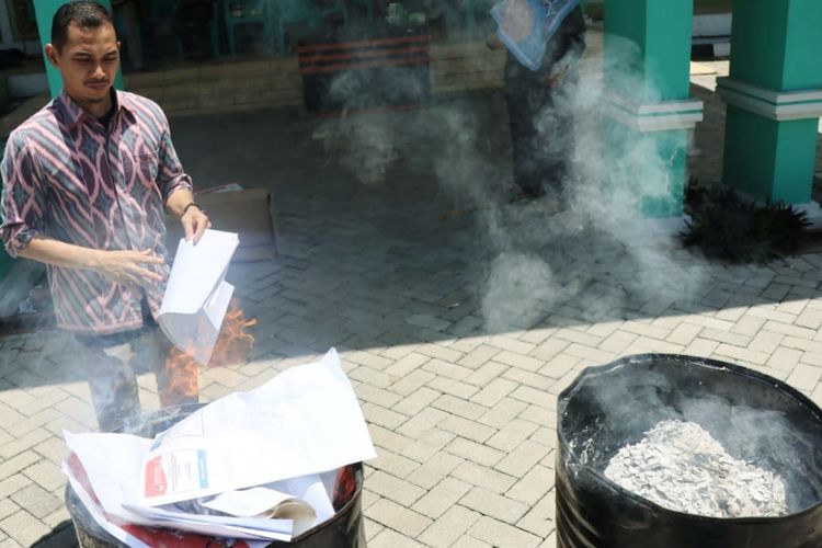 Ketua KPU Kota Pontianak, Kalimantan Barat, Deni Nuliadi membakar kertas surat suara rusak di gudang KPU, Jalan Zainudin, Pontianak, Kalimantan Barat, Selasa (16/4/2019).