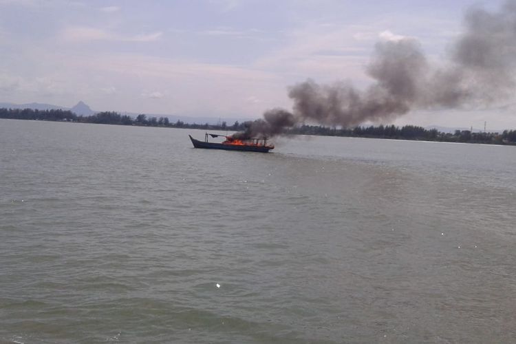 Kapal trawl dibakar nelayan di Kelurahan Malabero, Kota Bengkulu