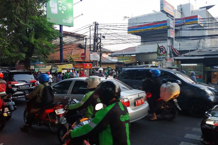 Kondisi depan Stasiun Bekasi di Jalan Ir. H. Juanda, Bekasi ketika jam sibuk, Rabu (17/7/2019).