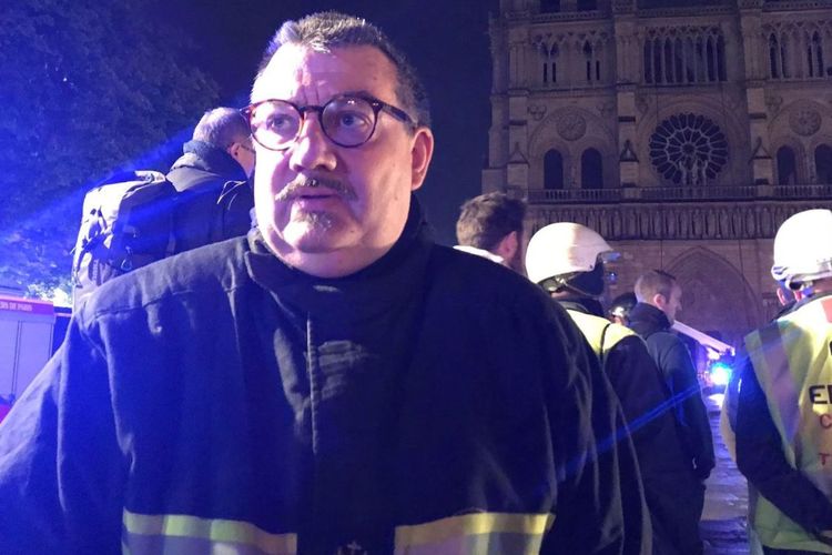 Jean-Marc Fournier, seorang pastor yang menuai pujian setelah memberanikan diri masuk ke dalam Gereja Notre Dame yang terbakar demi mengambil Mahkota Duri Yesus Kristus serta Sakramen Mahakudus.