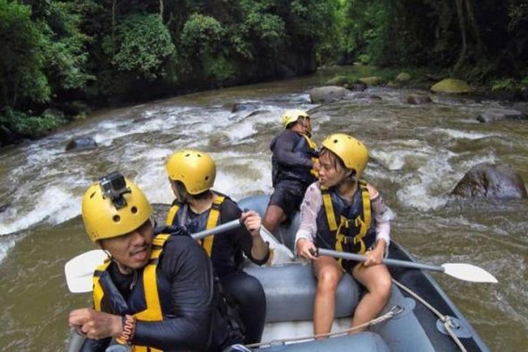 Para pembaca Kompas.com, pemenang kompetisi Take Me Anywhere, mencoba rafting di Sungai Ayung, Ubud, Gianyar, Sabtu (19/3/2016). Rafting di sungai ini salah satunya dikelola oleh Bali Adventure Tours sejak 1989. Pengarungan dilakukan sejauh 9 km selama 2 jam.