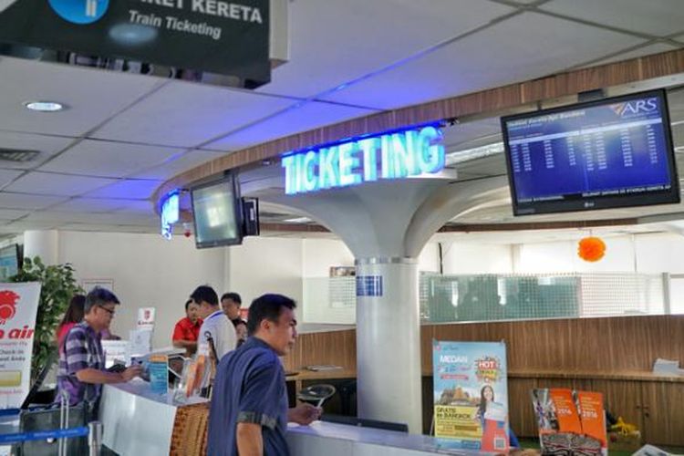 Calon penumpang KA Bandara Kualanamu membeli tiket di loket Stasiun Medan. Sebanyak 95 persen pembelian tiket masih dilakukan dengan memakai uang kas.