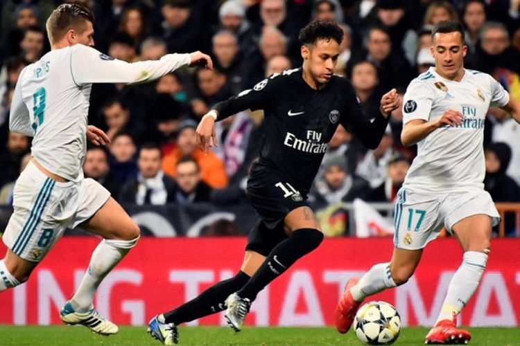 Penyerang Paris Saint-Germain, Neymar (tengah), beraksi dalam laga leg pertama babak 16 besar Liga Champions kontra Real Madrid di Stadion Santiago Bernabeu, Madrid, Spanyol, pada 14 Februari 2018.