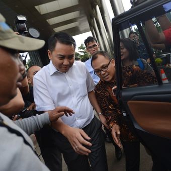 Anggota Komisi I DPR Fraksi Partai Golkar Fayakhun Andriadi bergegas menuju mobil seusai menjalani pemeriksaan di gedung KPK Jakarta, Rabu (27/12). Fayakhun diperiksa sebagai saksi dalam penyelidikan dugaan korupsi anggaran pengadaan alat satelit monitoring di Bakamla. ANTARA FOTO/Wahyu Putro A/nz/17