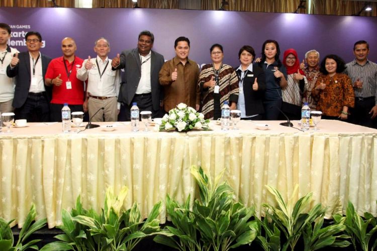 Ketua Inasgoc Erick Thohir (tengah) berfoto bersama Member of OCA Media Committee Tony Mariadass dan para anggota Inasgoc pada pembukaan Asian Games Media Forum di Jakarta-Palembang, 27-28 November 2017.