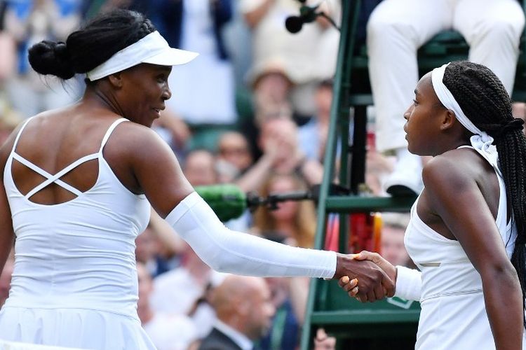 Cori Gauff (kanan) mendapatkan ucapan selamat dari Venus Williams seusai memenangi pertarungan di antara mereka dalam babak pertama Wimbledon 2019, 1 Juli 2019. 