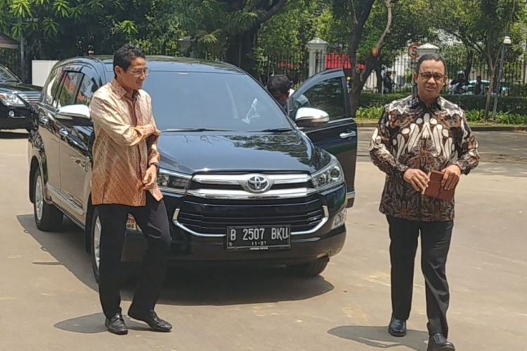 Gubernur DKI Jakarta Anies Baswedan dan wakilnya Sandiaga Uno sebelum bertemu Presiden Joko Widodo di Istana Negara, Jakarta, Rabu (25/10/2017).