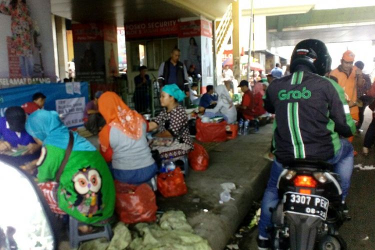 Penjual makanan berjajar di atas trotoar depan gedung blok A dan B Pasar Tanah Abang, Jakarta Pusat, Rabu (25/10/2017).