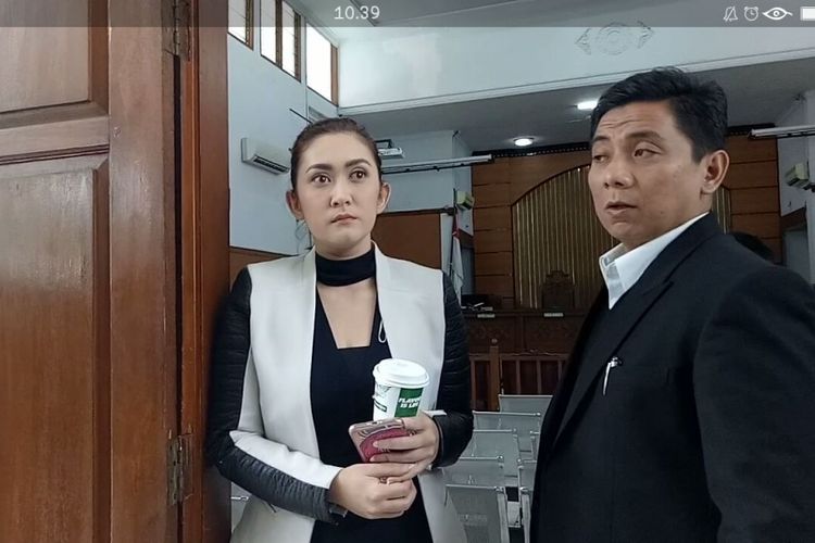 Nafa Urbach dan kuasa hukum Sandy Arifin saat tiba di Pengadilan Negeri, Jakarta Selatan, untuk menghadiri sidang perdana perceraian Nafa dengan Zack Lee, Senin (2/10/2017).