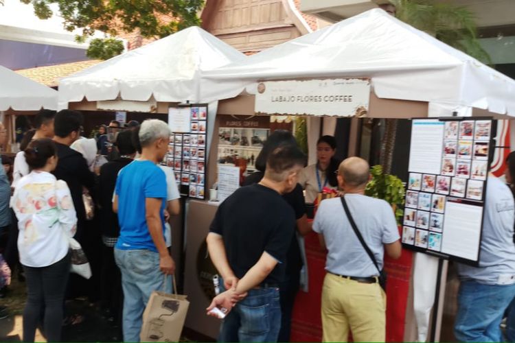 Para pengunjung saat berada di stand La Bajo Flores Coffee, dalam kegiatan Festival Kopi Nusantara yang digelar harian Kompas di Bentara Budaya Jakarta, Sabtu (21/7/2018).