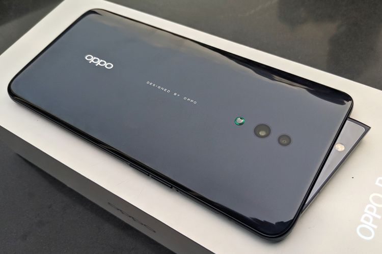 Tampak bagian belakang Oppo Reno ketika kamera selfie sedang menyembul. Di bagian punggungnya, terdapat dua kamera belakang yang masing-masing memiliki resolusi 48 MP (f/1.7), dan 5 megapiksel untuk depth sensor guna penerapan efek bokeh. 

Di bagian belakang modul kamera selfie juga terdapat LED flash yang bisa dimanfaatkan ketika menjepret foto low-light menggunakan kamera belakang. 