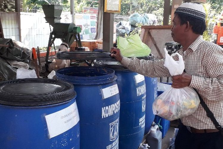 Sarip (38) pedagang buah dan rujak yang menjadi penyuplai sampah kulit buah satu-satunya di Bank Kompos Satu Hati, Cengkareng, Jakara Barat saat ditemui pada Jumat (26/10/2018).