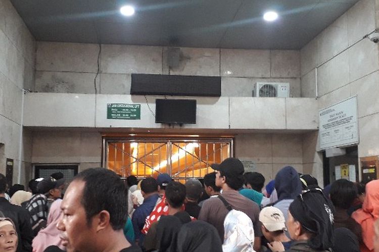 Antrean masuk area tugu Monas Jakarta Pusat tersendat akibat kepadatan pengunjung pada libur Natal pada Selasa (25/12/2018)