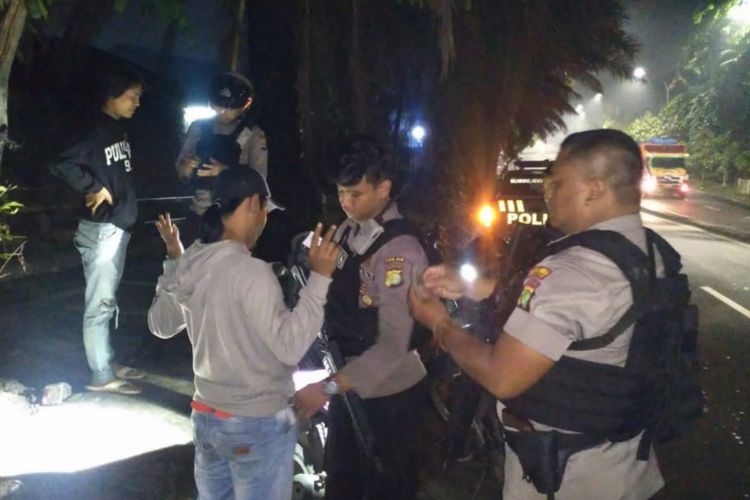 Polisi saat lakukan penggeledahan terhadap lima pemuda yang merupakan tersangka anggota komplotan begal di Cakung, Jakarta Timur, Senin (14/1/2019)