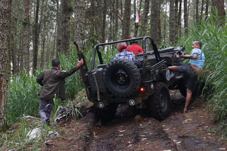 Lawu Tour Jeep Adventure di Mojosemi Forest Park, Kabupaten Magetan, Jawa Timur, Rabu (23/1/2019).