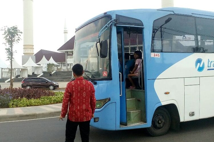 Feeder busway jurusan Kalideres-Pesakih mempermudah pengguna transjakarta menuju Masjid Agung Hasyim Asyari, Kamis (8/6/2017). 
