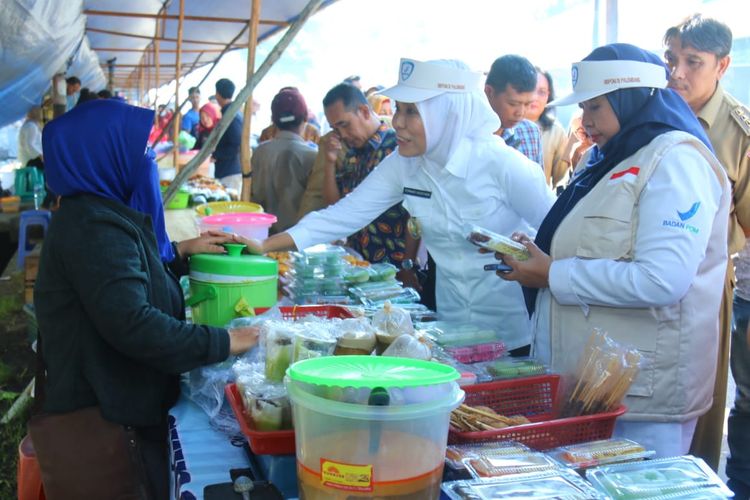 Wakil Walikota Palembang Fitrianti Agustinda saat meninjau pasar beduk di Jalan Ratna, dari hasil sidak tersebut ditemukan rujak mie yang diduga mengandung formalin, Kamis (9/5/2019).