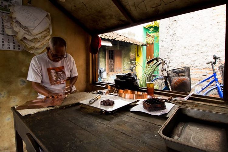 Pengerajin batik tulis solo yang disambangi oleh wisatawan pengguna Triponyu, di Solo.