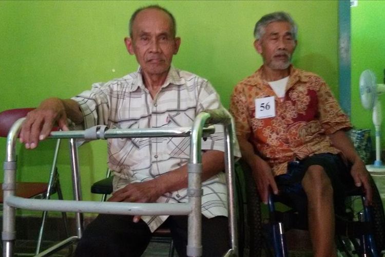 Sejumlah mantan penyadap nira di Kulon Progo, Yogyakarta yang kini mengendalkan bantuan dari pemerintah. Merek tak lagi bisa memanjat pohon kelapa untuk menyadap nira karena cacat, terjatuh dari pohon kelapa.