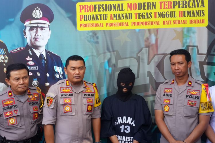 Sugeng Santoso (49) terduga pelaku mutilasi terhadap tubuh wanita yang ditemukan di lantai 2 Pasar Besar Kota Malang dalam konferensi pers di Kota Malang, Senin (20/5/2019)