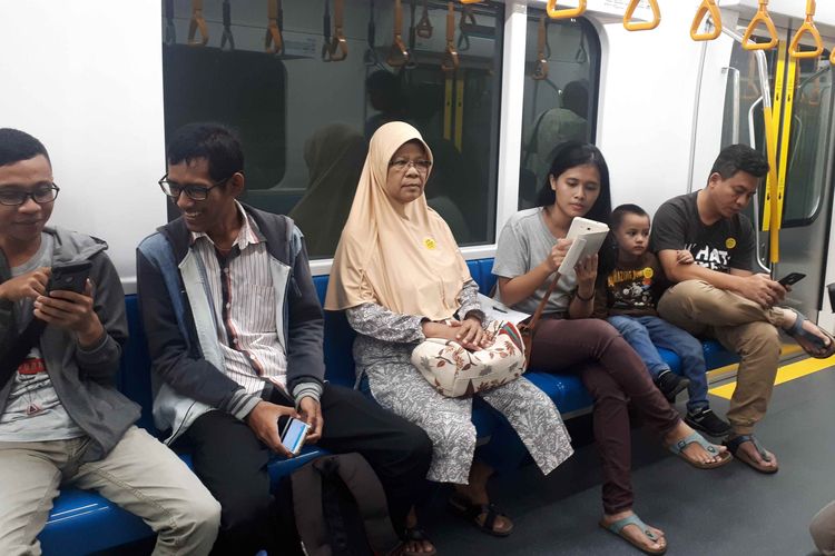 Masyarakat saat mengikuti kegiatan uji coba kereta MRT fase 1 lintas Lebak Bulus-Bundaran Hotel Indonesia (HI). Foto diambil di Stasiun Hotel Indonesia (HI), Selasa (12/3/2019).