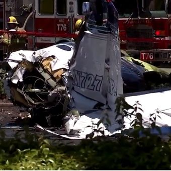 Pesawat Cessna 414 yang jatuh di tempat parkir tampak hancur. (ABC News)