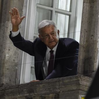 Andres Manuel Lopez Obrador melambaikan tangan kepada para pendukungnya setelah memenangkan pemilihan umum presiden Meksiko pada Minggu (1/7/2018), di Mexico City. (AFP/Alfredo Estrella)
