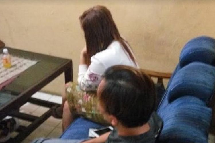 Anggota DPRD Tulungagung berinisial MU dan seorang perempuan berinisial NK diperiksa polisi setelah warga menggerebek rumah perempuan itu, Rabu (11/10/2017). 